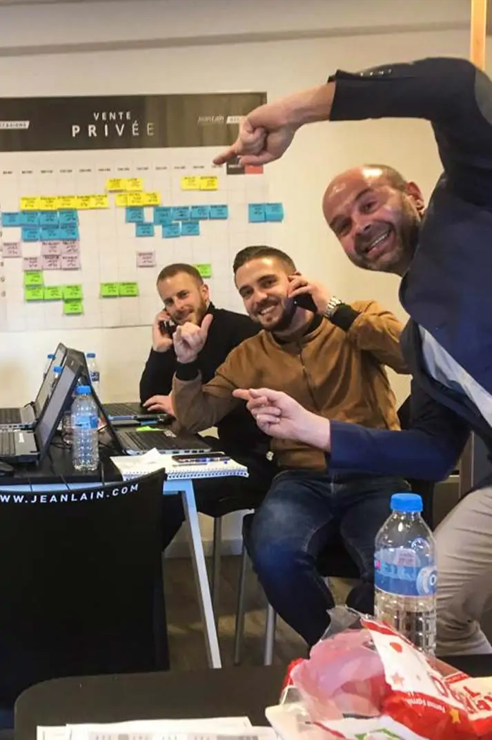 Des vendeurs joyeux en plein coaching téléphonique