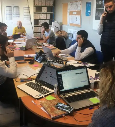 Le groupe en plein travail pendant la formation coaching téléphonique