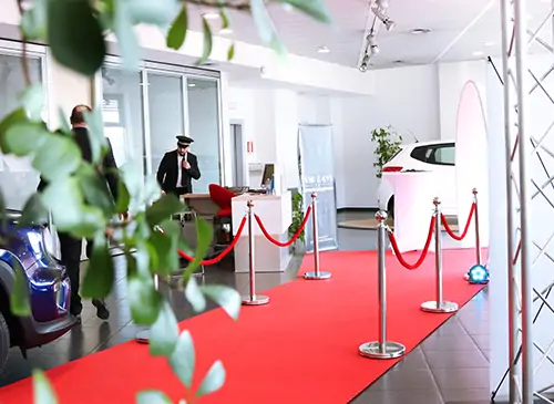 Ambiance Vente VIP dans le showroom d'une concession